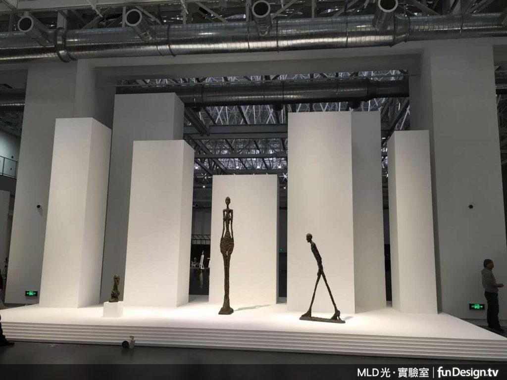 瑞士雕塑家賈柯梅蒂銅雕「行走的男人」(右),在Kenny操刀的完美佈光下,雕塑與投影呈現另一種觀看角度。