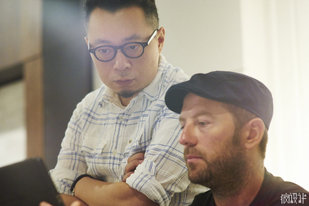 拉堤(右)向唐忠漢總監介紹自己設計的作品。