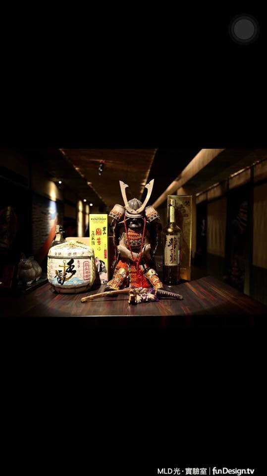 日式餐廳風格,武將擺飾與清酒,聚光燈般的照明效果,營造有如劇場的氛圍。