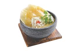 石锅黄烧大鲍翅 (每位) Classic Superior Shark’s Fin in Hot Stone Pot (Per Portion)