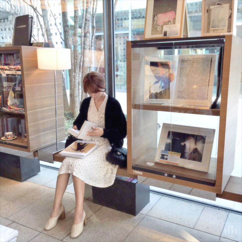 Imvely http://shop2.myharoo21.cafe24.com/product/tapered-hem-knit-cardigan/10160/?cate_no=116&display_group=1#.V_R8ZtB97sk