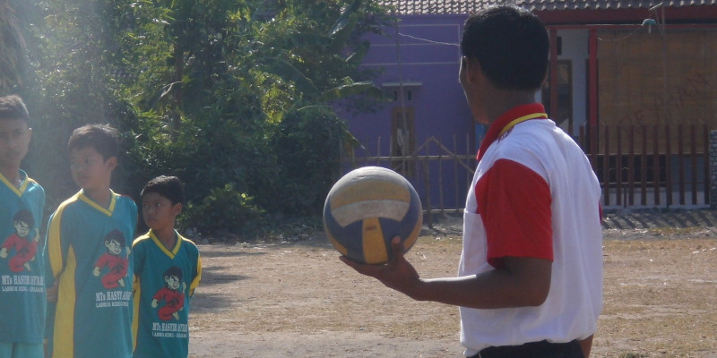 GURU BERBAGI permainan bola besar