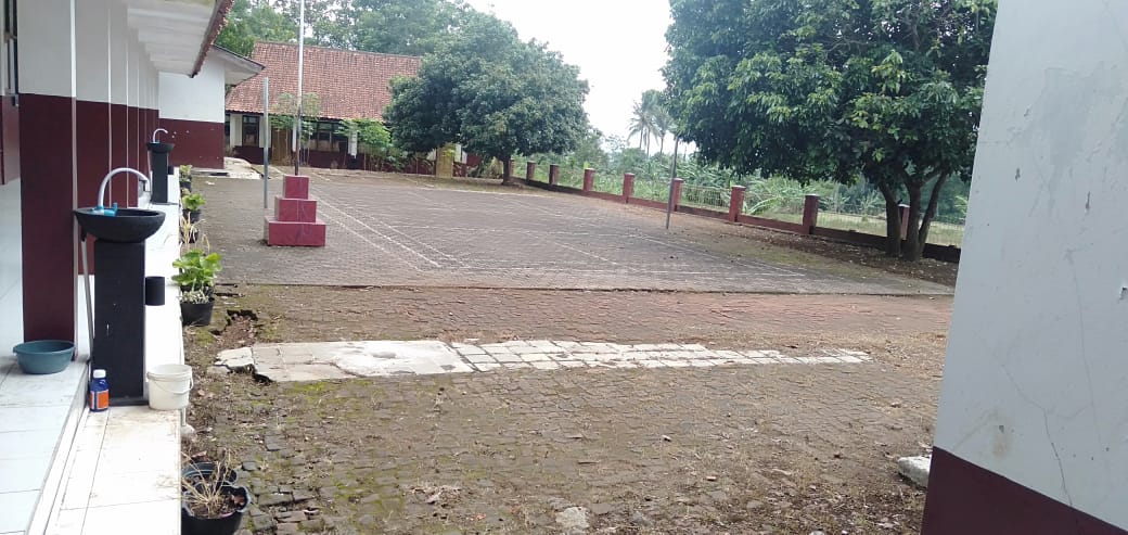 Guru Berbagi Merawat Kebersihan Sekolah Dimasa Pandemi