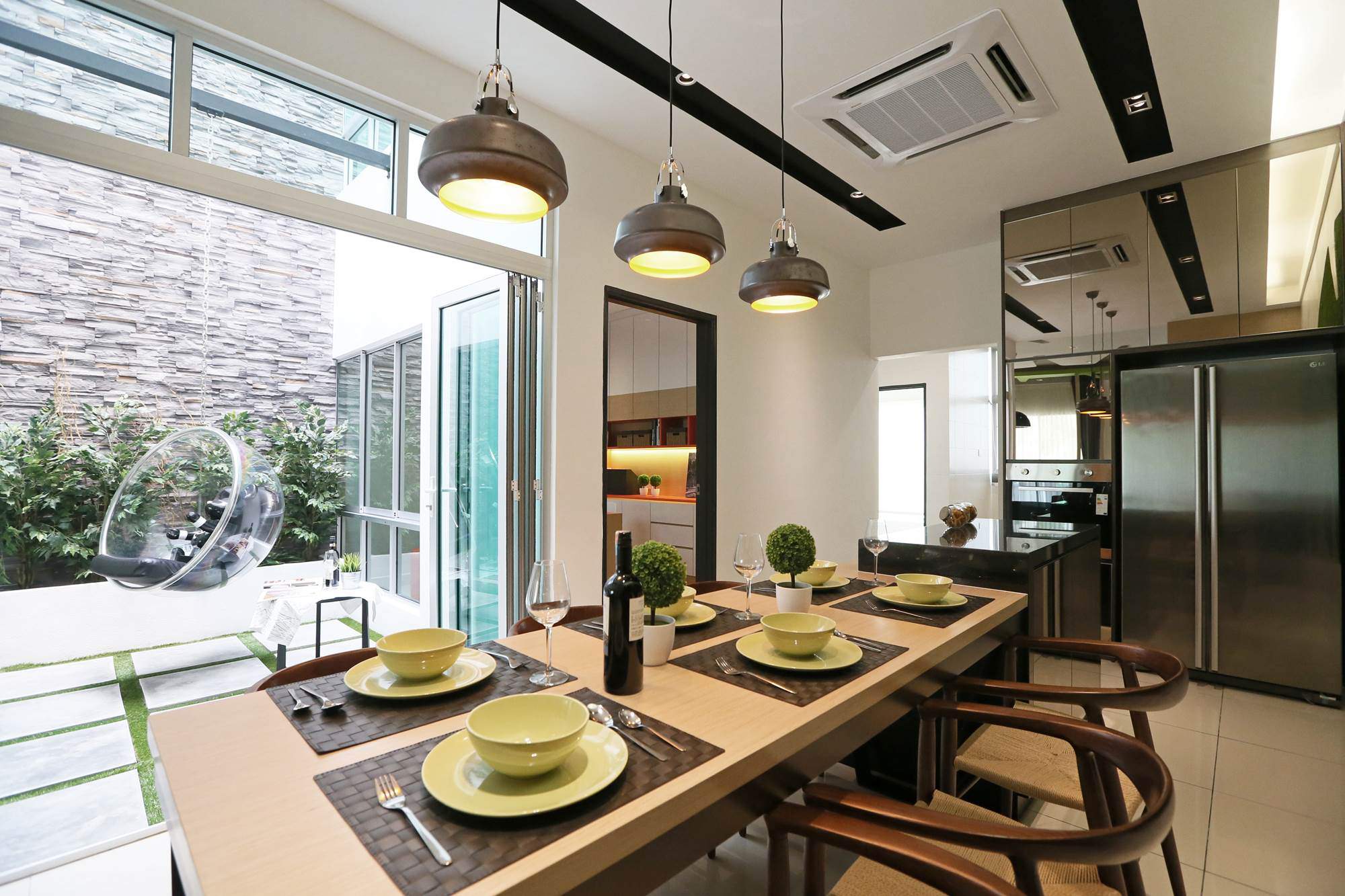 Modern apartment terrace: modern and spacious apartment by ...