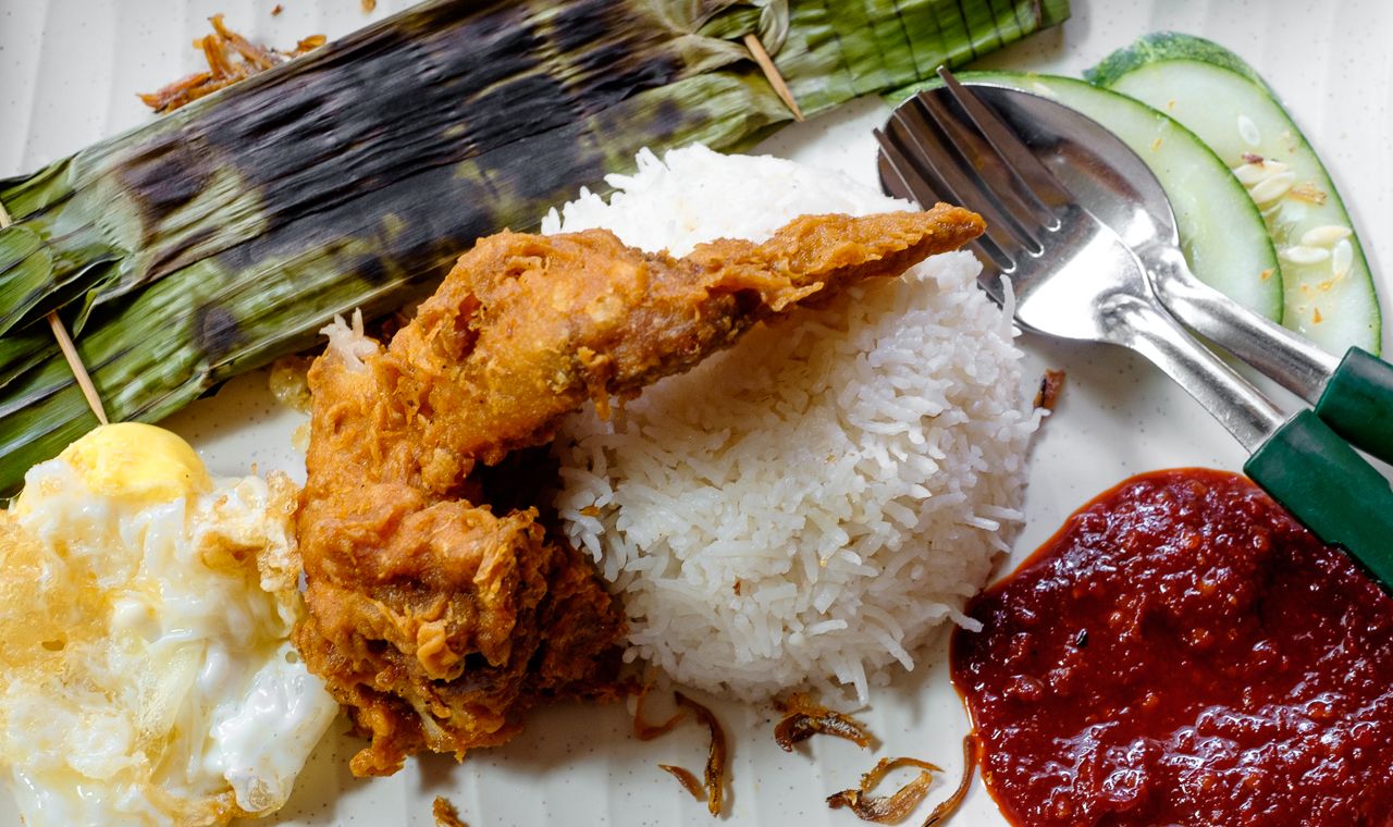 Check Out These 8 Hawker Centres With The Best Halal Food Stalls!