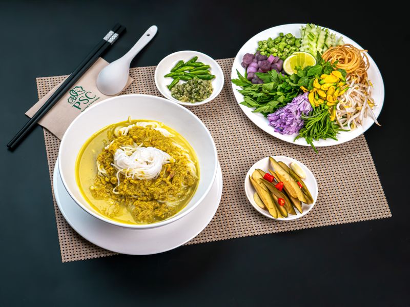 Khmer fresh noodle with samlor pro haer