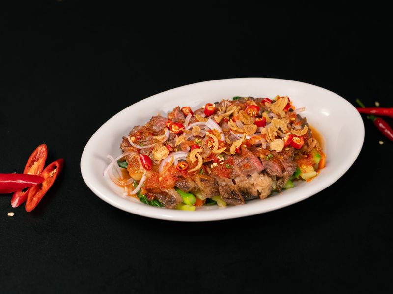Spicy kailan with grilled beef