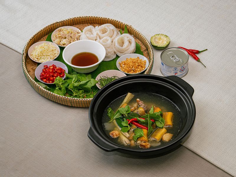 Soup Eel with hot basil