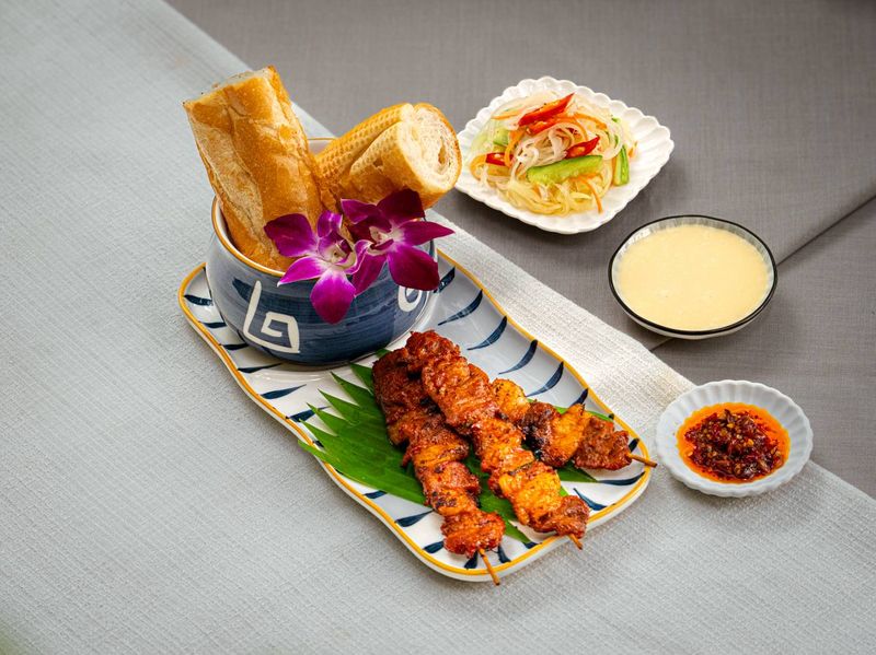 Beef skewers with sweet butter bread