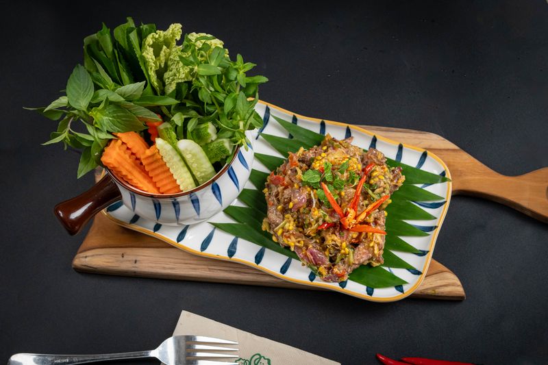 Beef salad with sour pomelo fruit