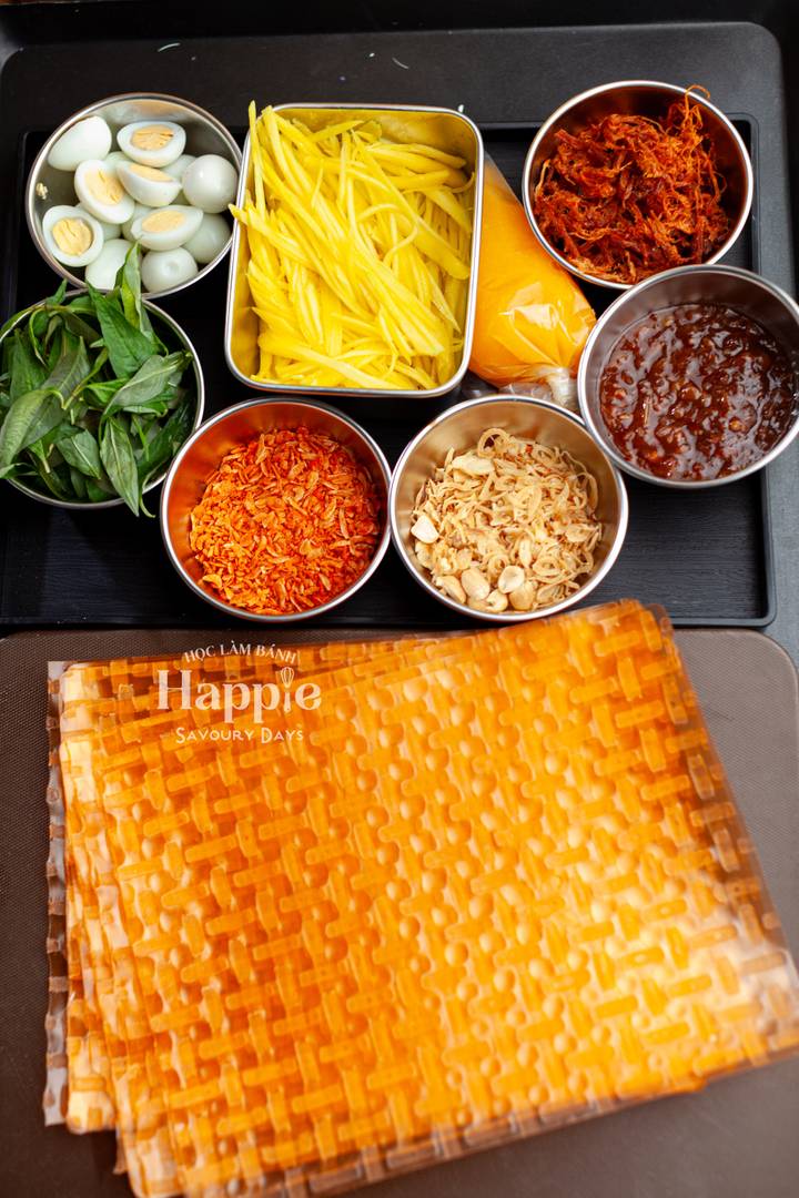 BÁNH TRÁNG CUỐN SỐT BƠ BÉO NGẬY VỚI NHÂN TRỨNG CÚT VÀ RAU THƠM HẤP DẪN