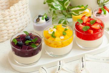 Panna cotta núng nính với mứt trái cây