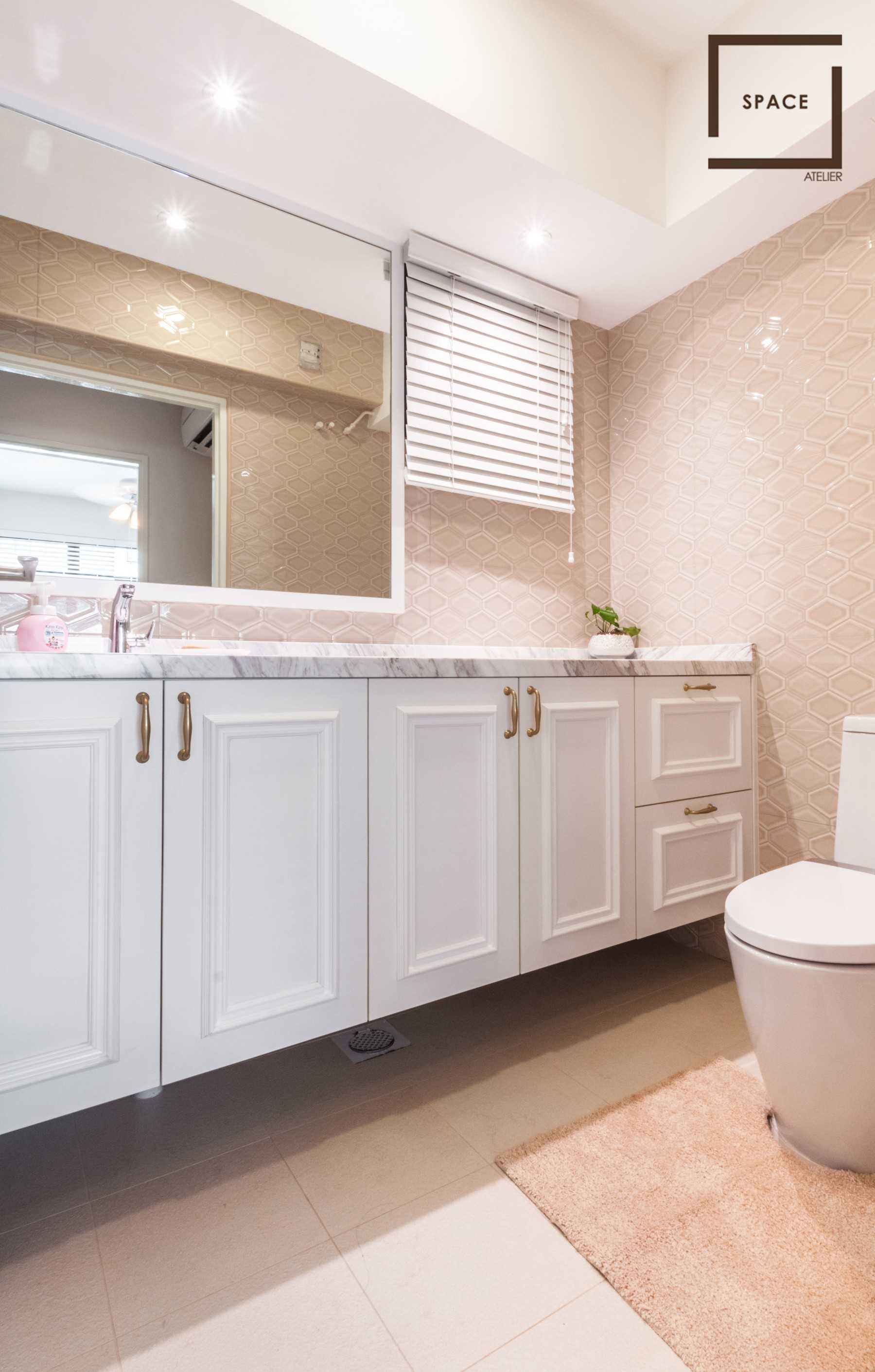 Modern Bathroom with Mirror and Showers