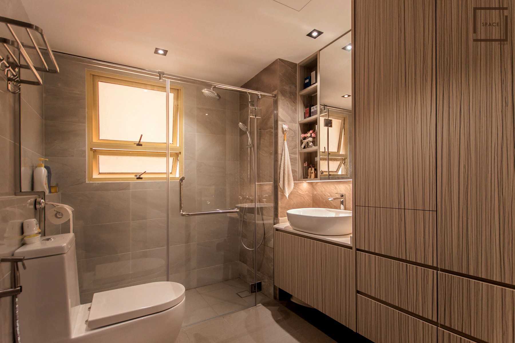 Contemporary Bathroom with Mirror and Rainshower
