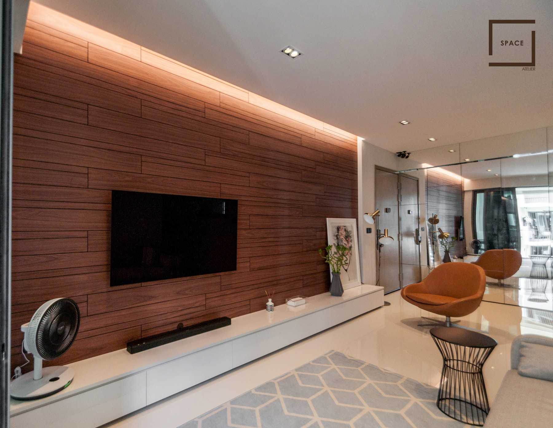 Minimalist Living Room with Homogeneous Tiles and Feature Wall