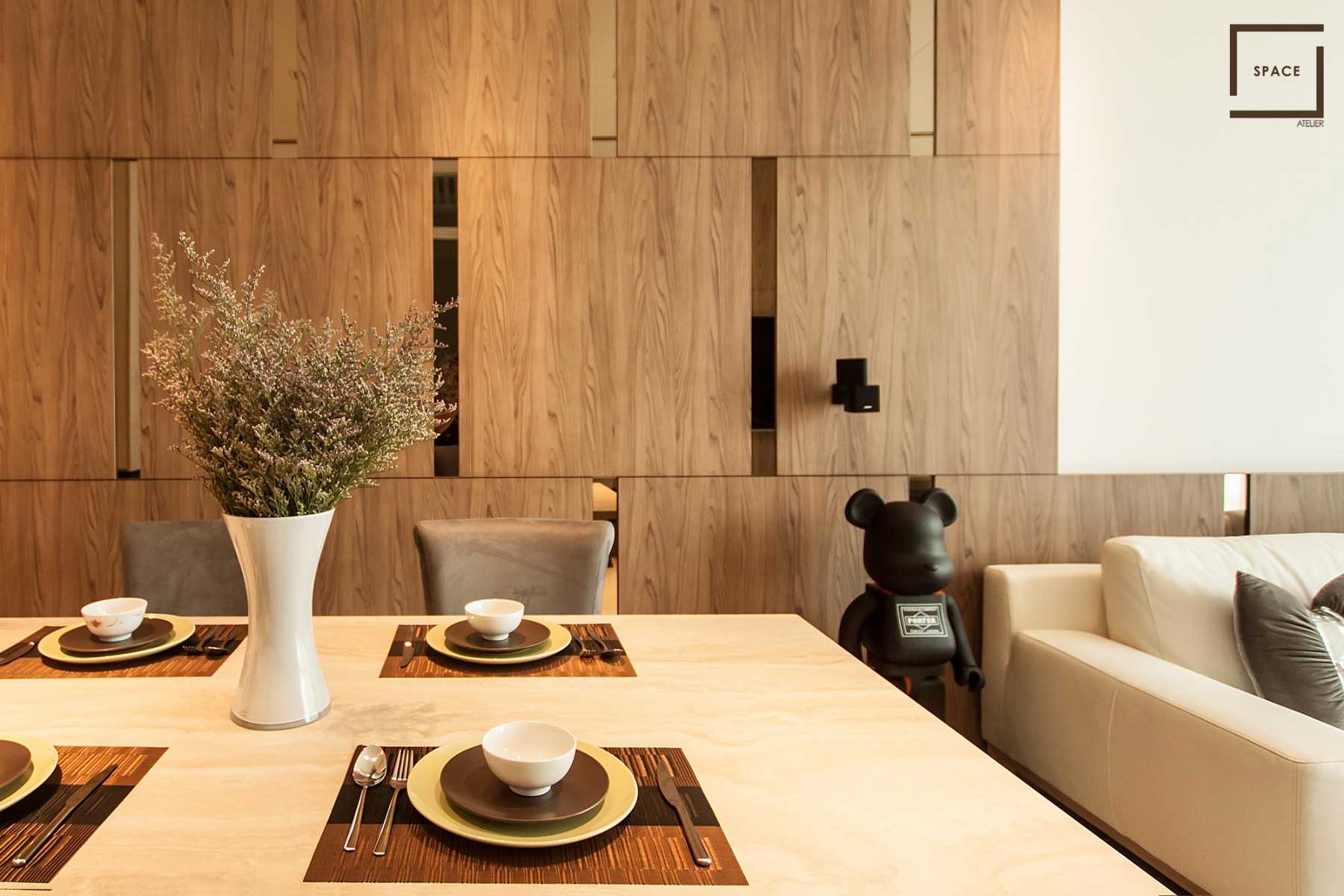 Modern Dining Room with Dining Table and Dining Chairs