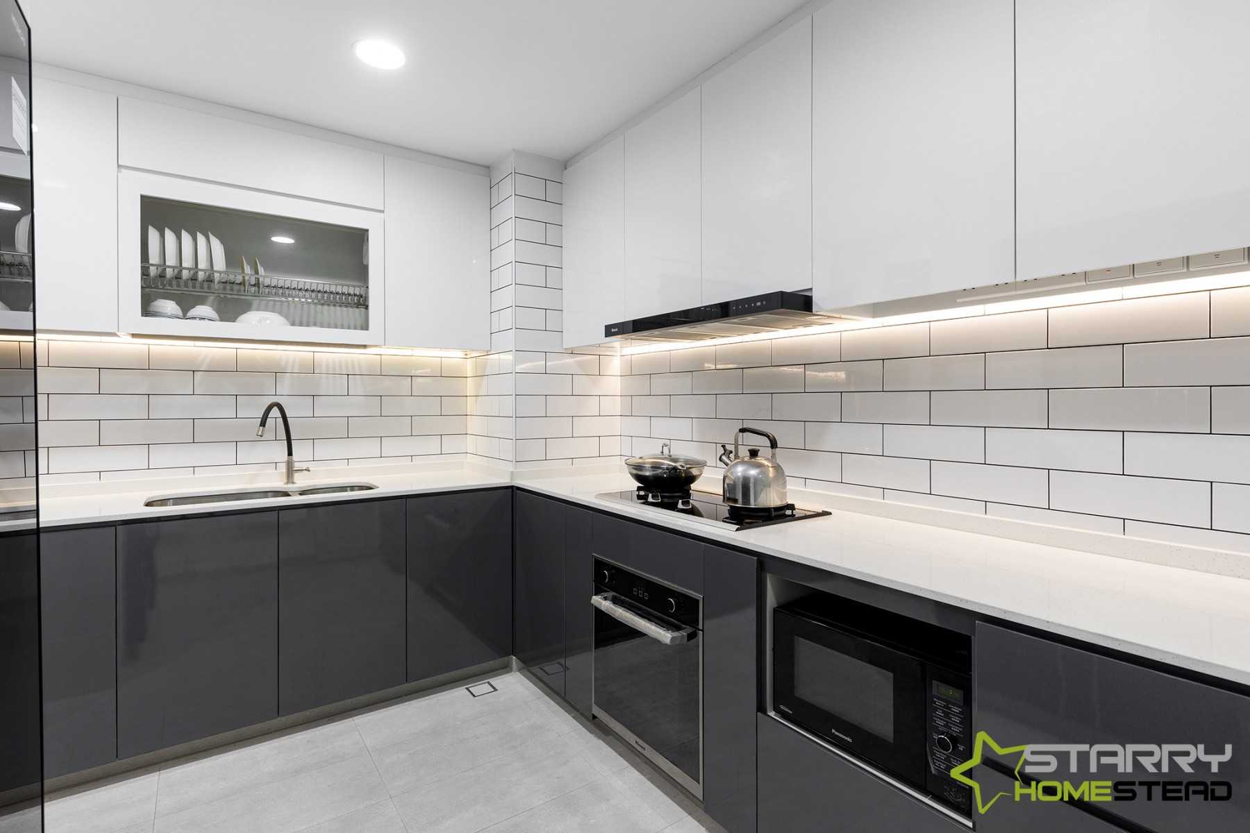 Modern Kitchen with Kitchen Backsplash and Kitchen Cabinets