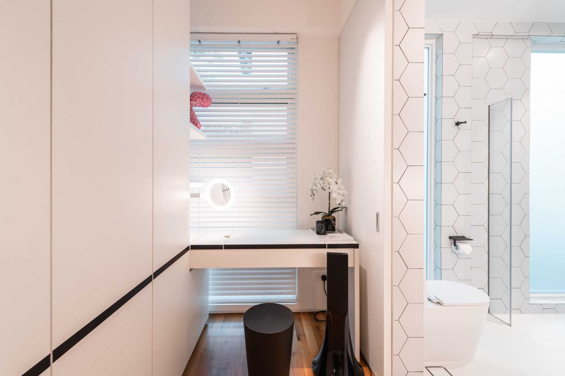 Scandinavian Walk-in Wardrobe with Mirror and Wardrobe