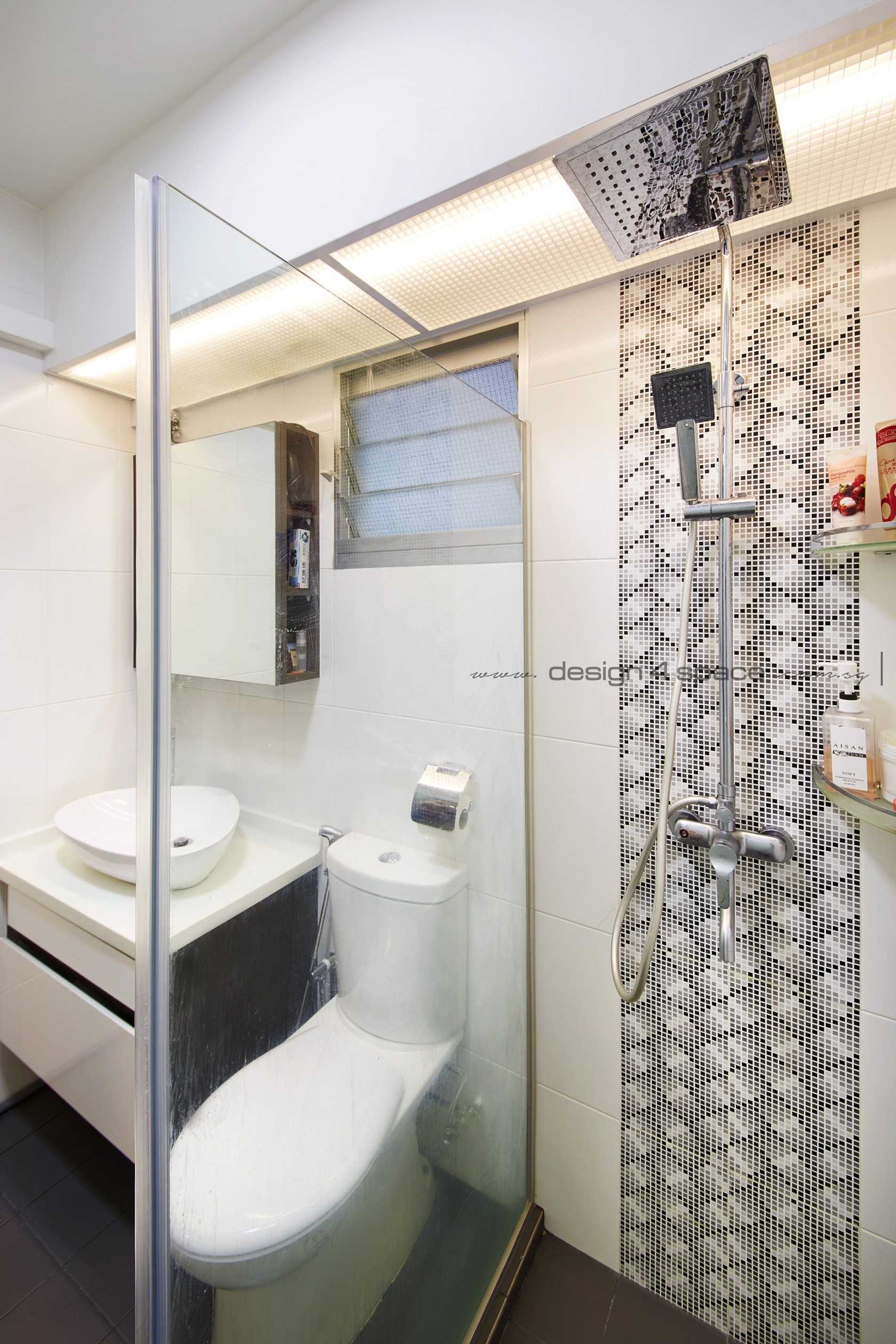 Modern Bathroom with Homogeneous Tiles and Marble Floor