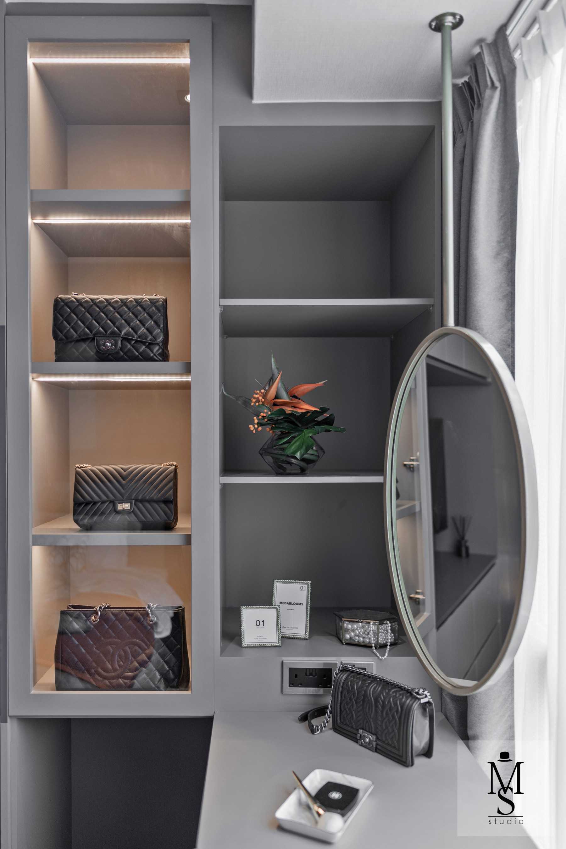 Modern Walk-in Wardrobe with Mirror and Wardrobe