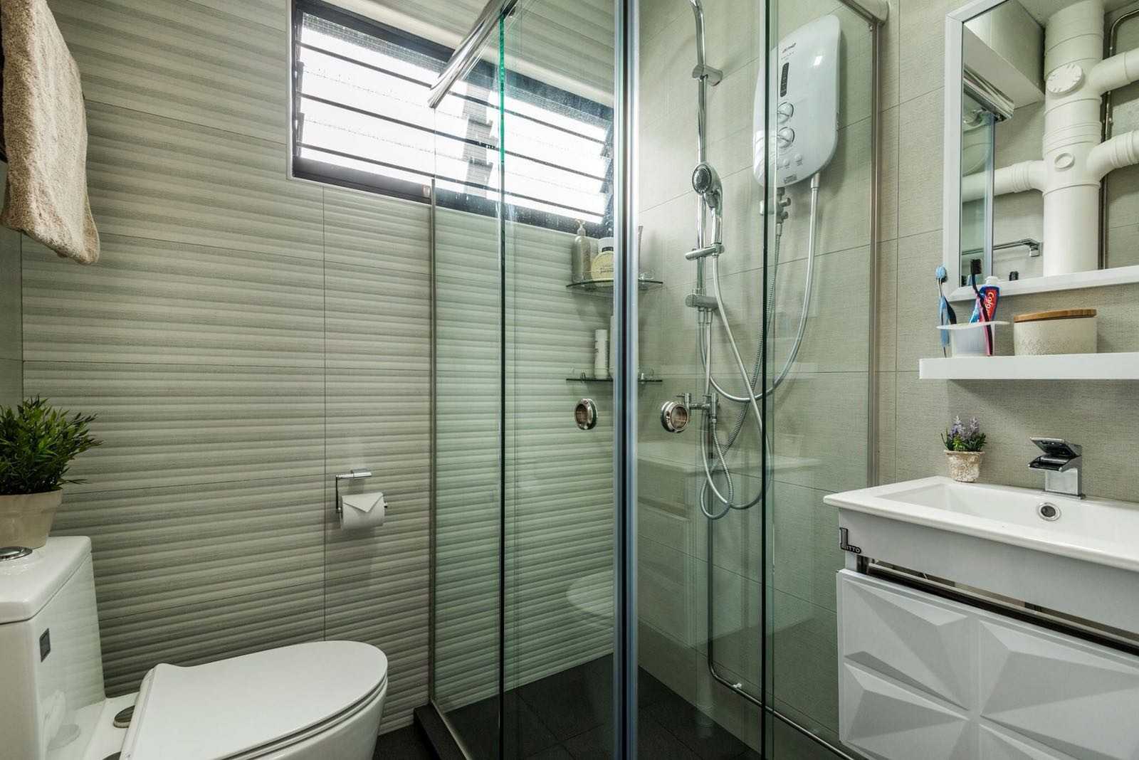 Minimalist Bathroom with Homogeneous Tiles and Mirror