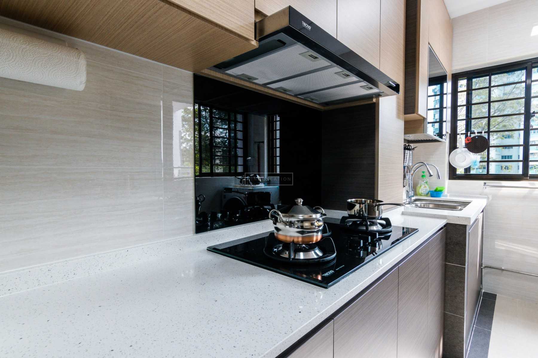 Modern Kitchen with Homogeneous Tiles and Kitchen Backsplash