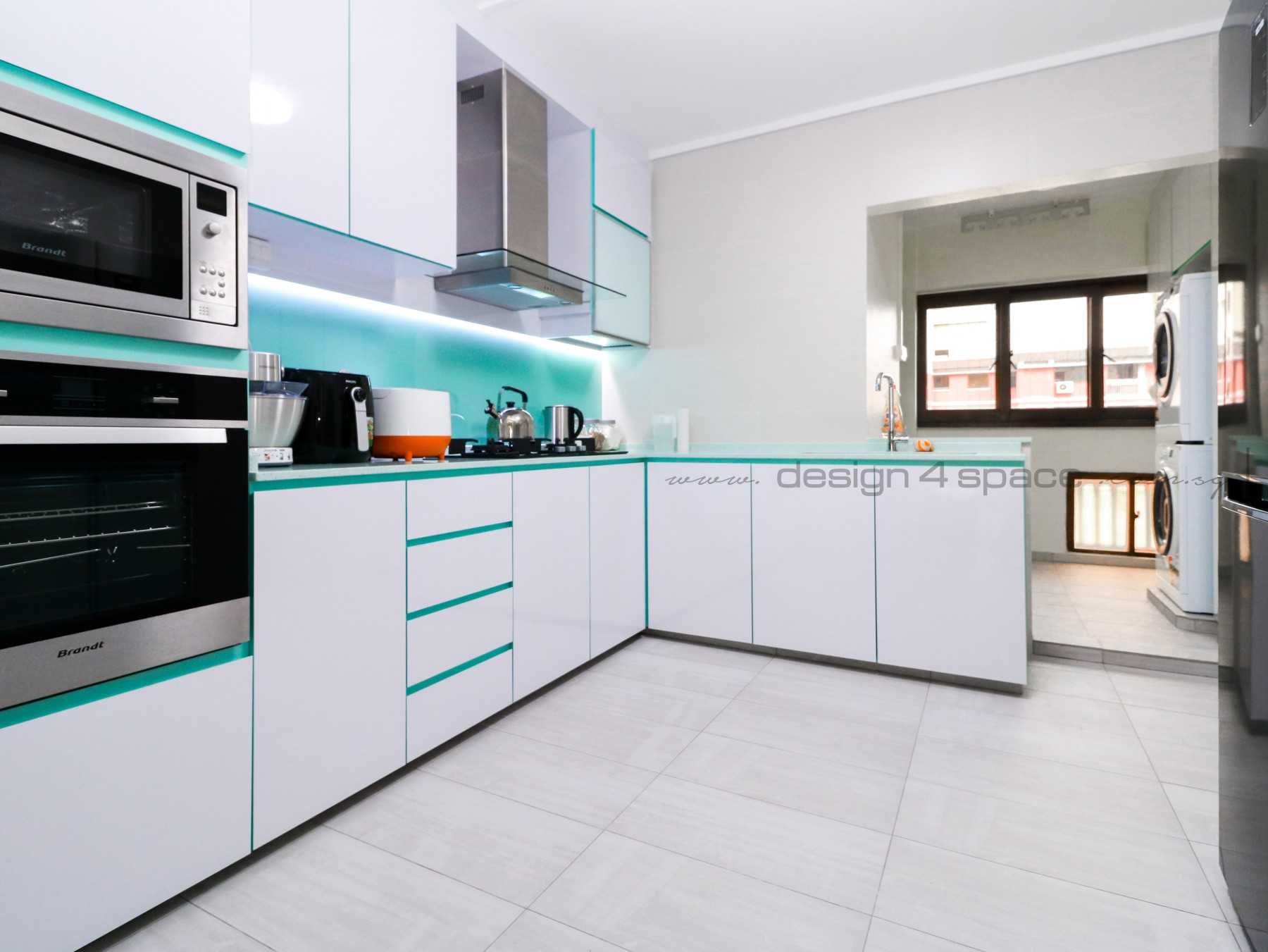 Minimalist Kitchen with Vinyl Flooring and Homogeneous Tiles