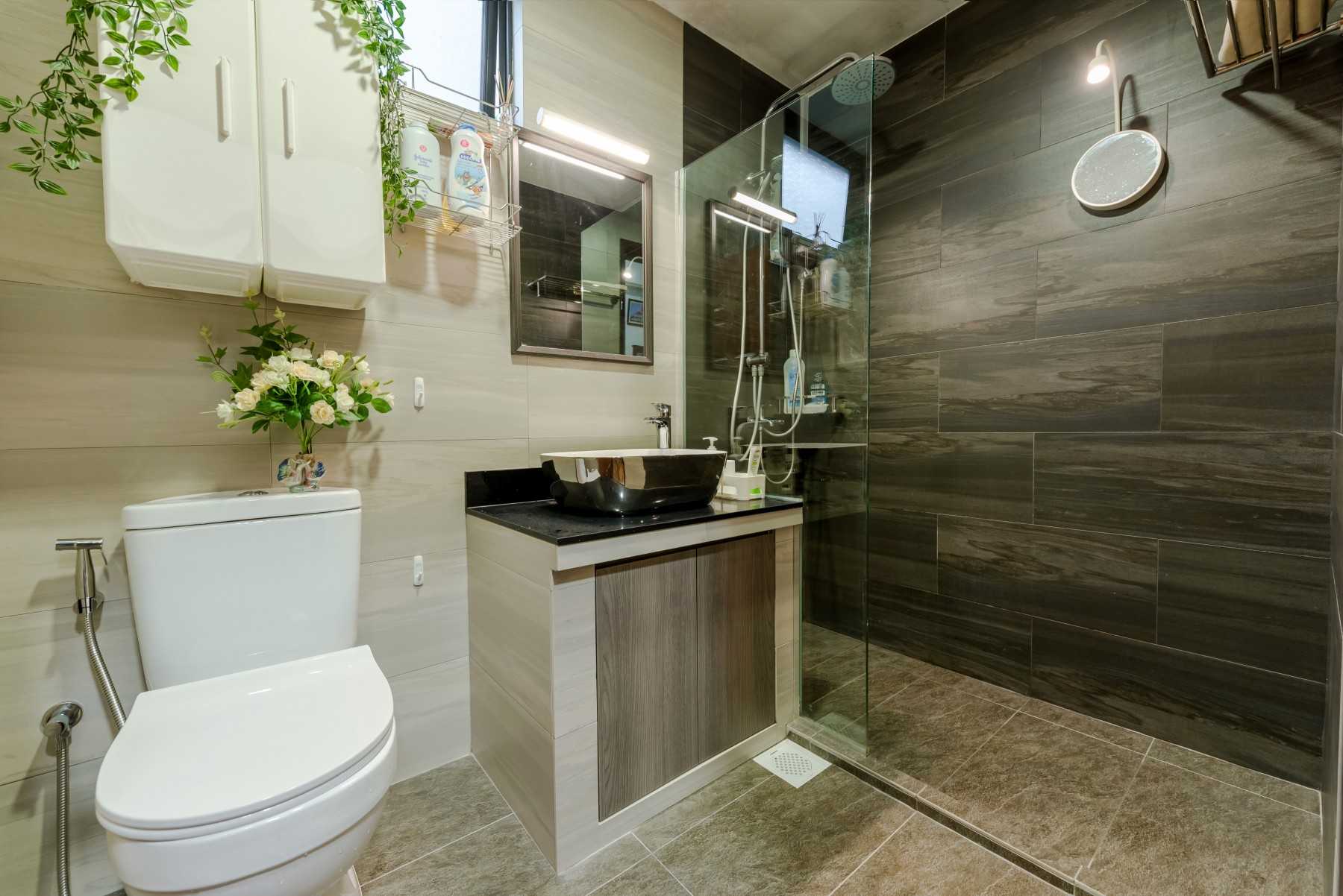 Contemporary Bathroom with Countertop and Homogeneous Tiles