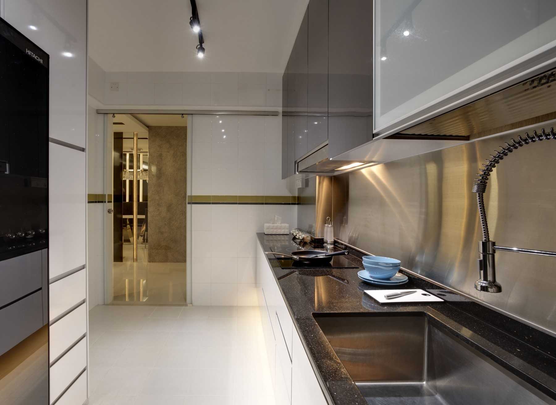 Contemporary Kitchen with Countertop and Homogeneous Tiles