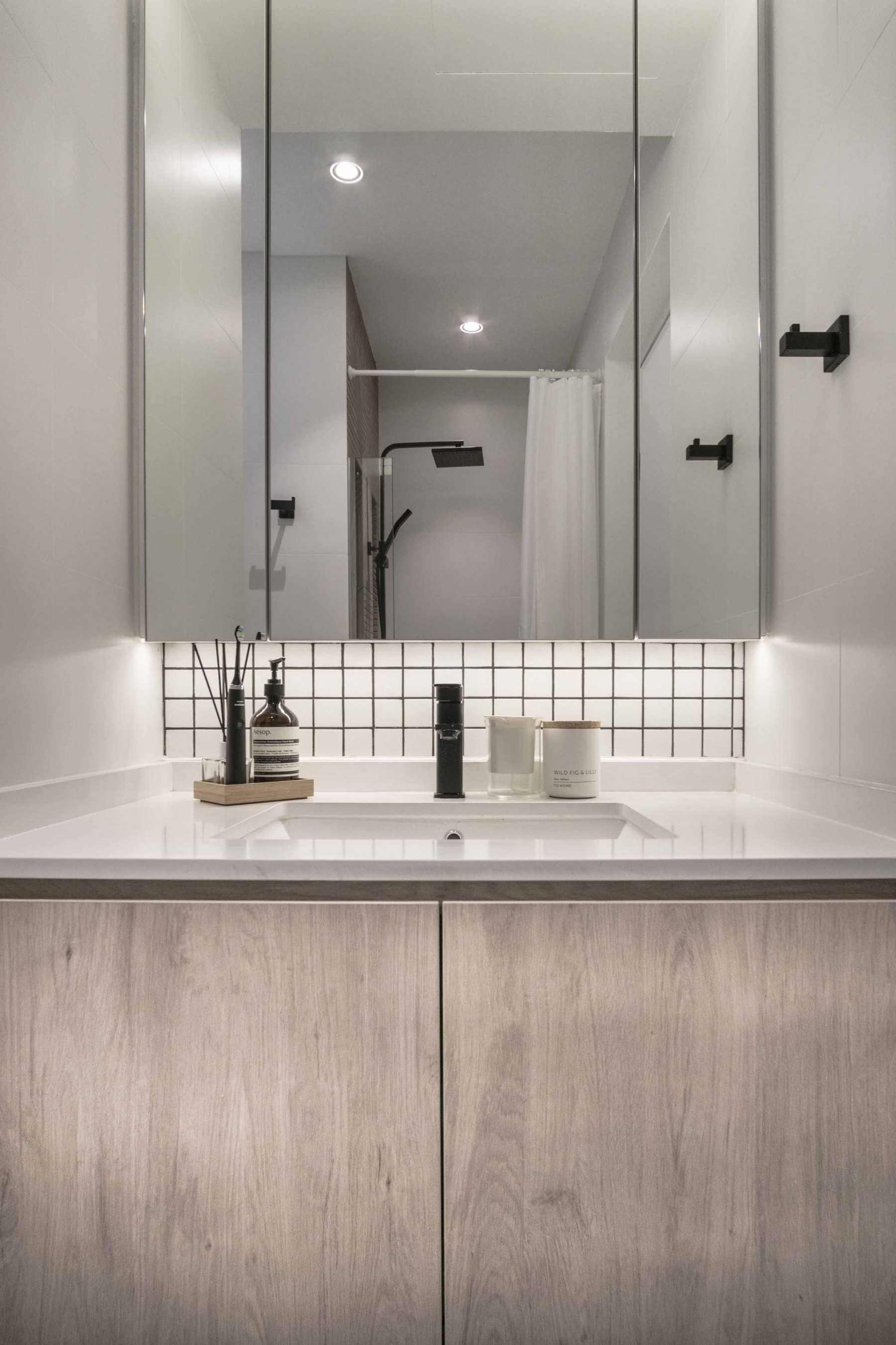 Modern Bathroom with Countertop and Bath mats