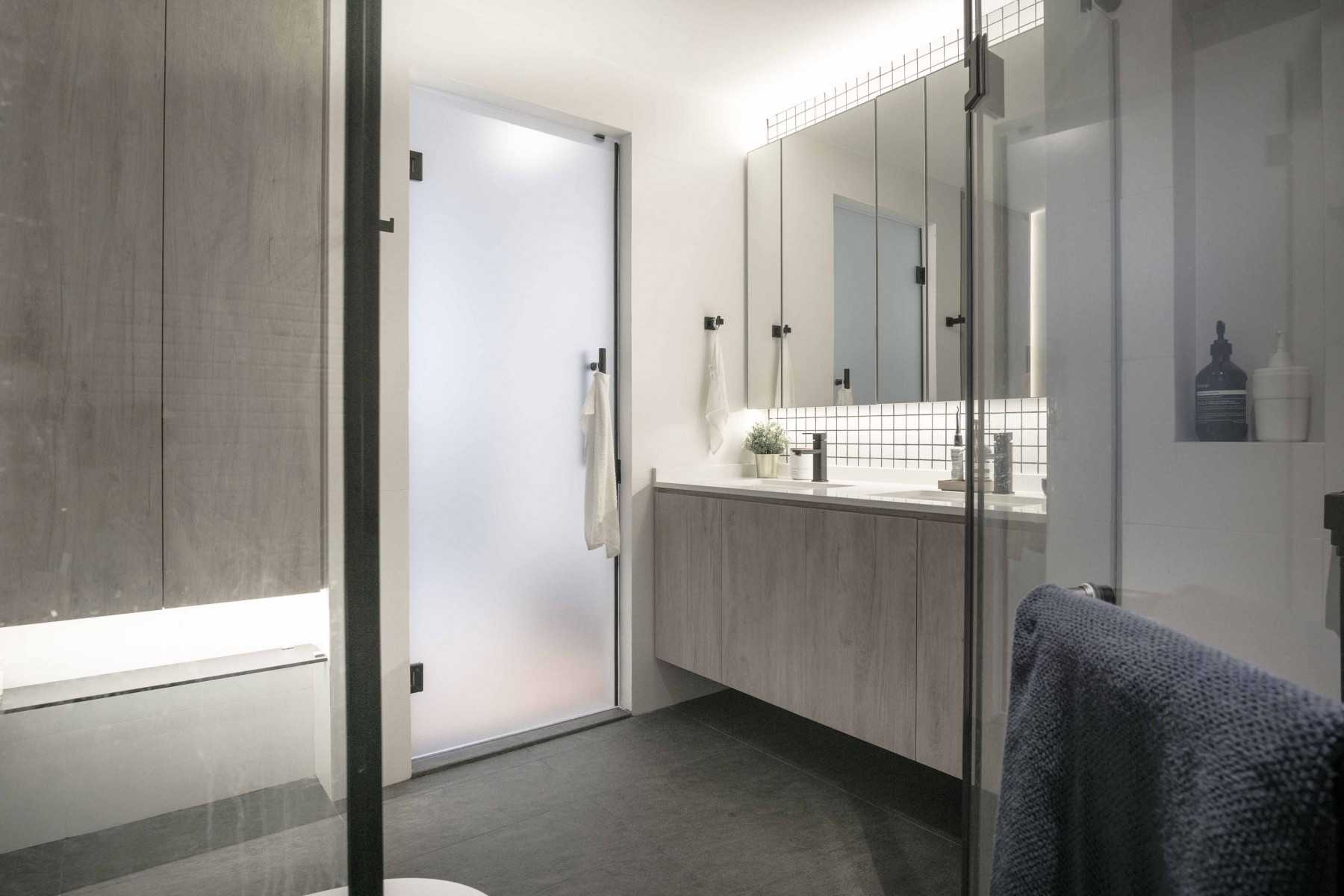 Modern Bathroom with Mirror and Bathroom Storage