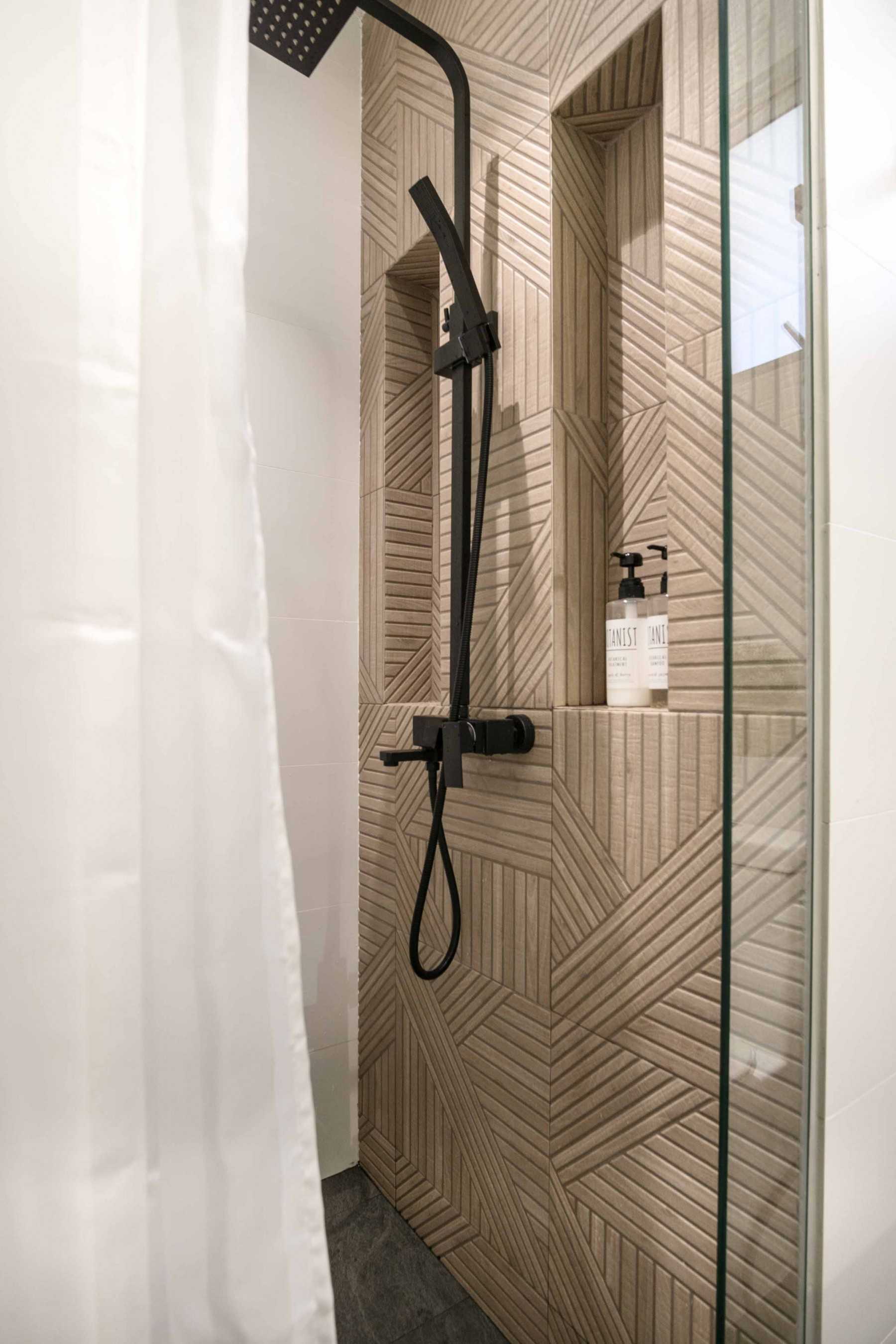 Modern Bathroom with Mirror and Showers