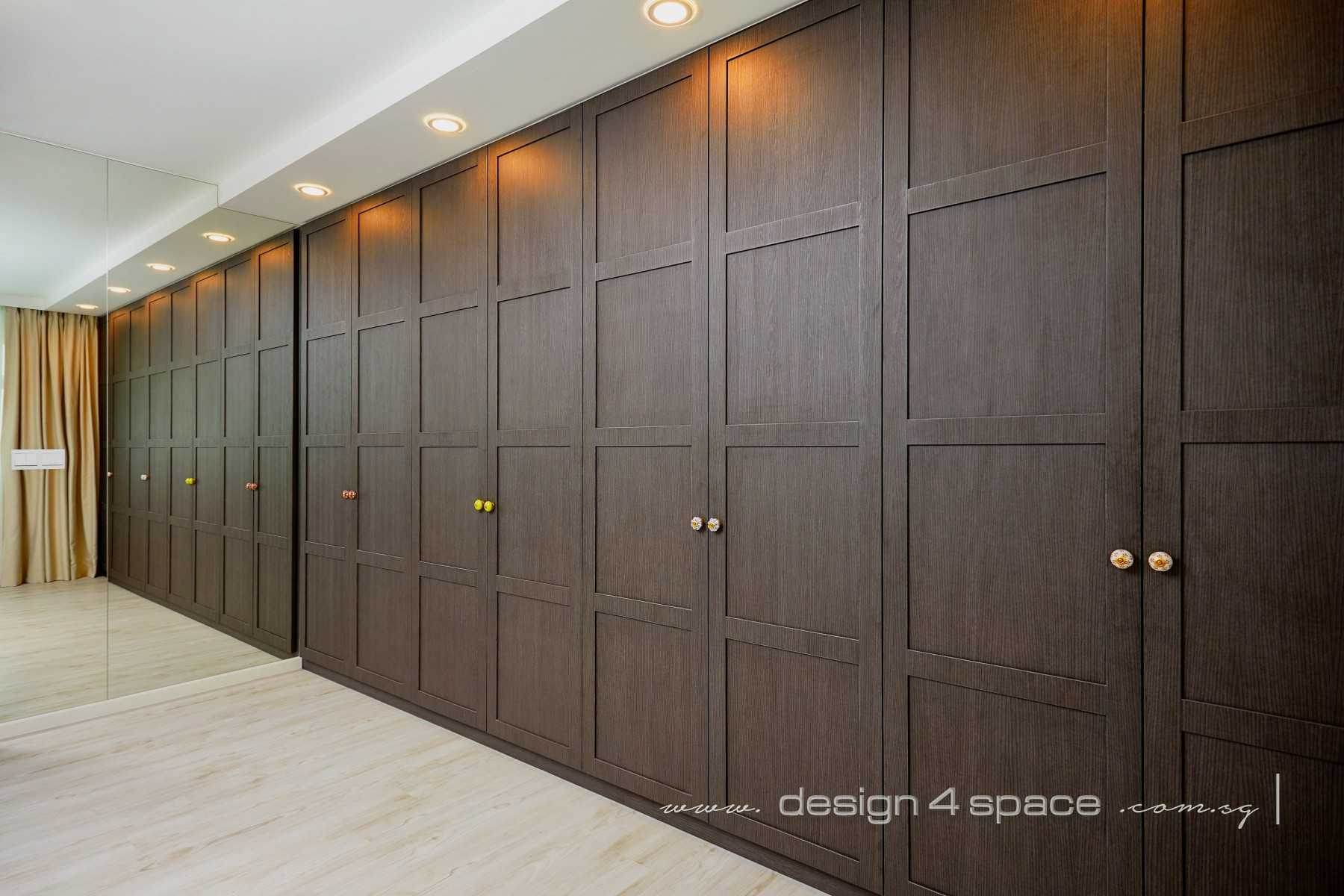 Modern Walk-in Wardrobe with Mirror and Wardrobe