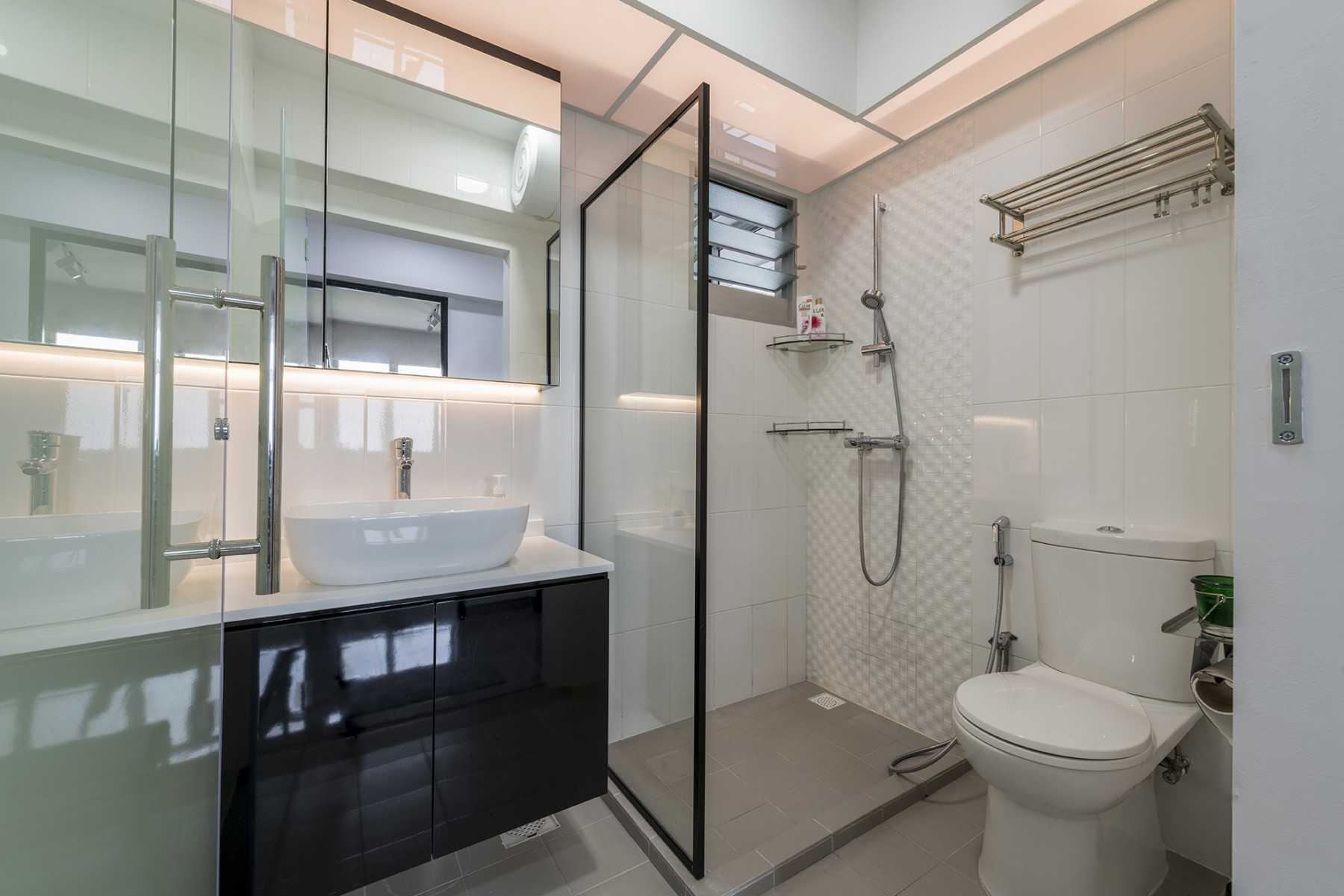Modern Bathroom with Countertop and Shower Screen