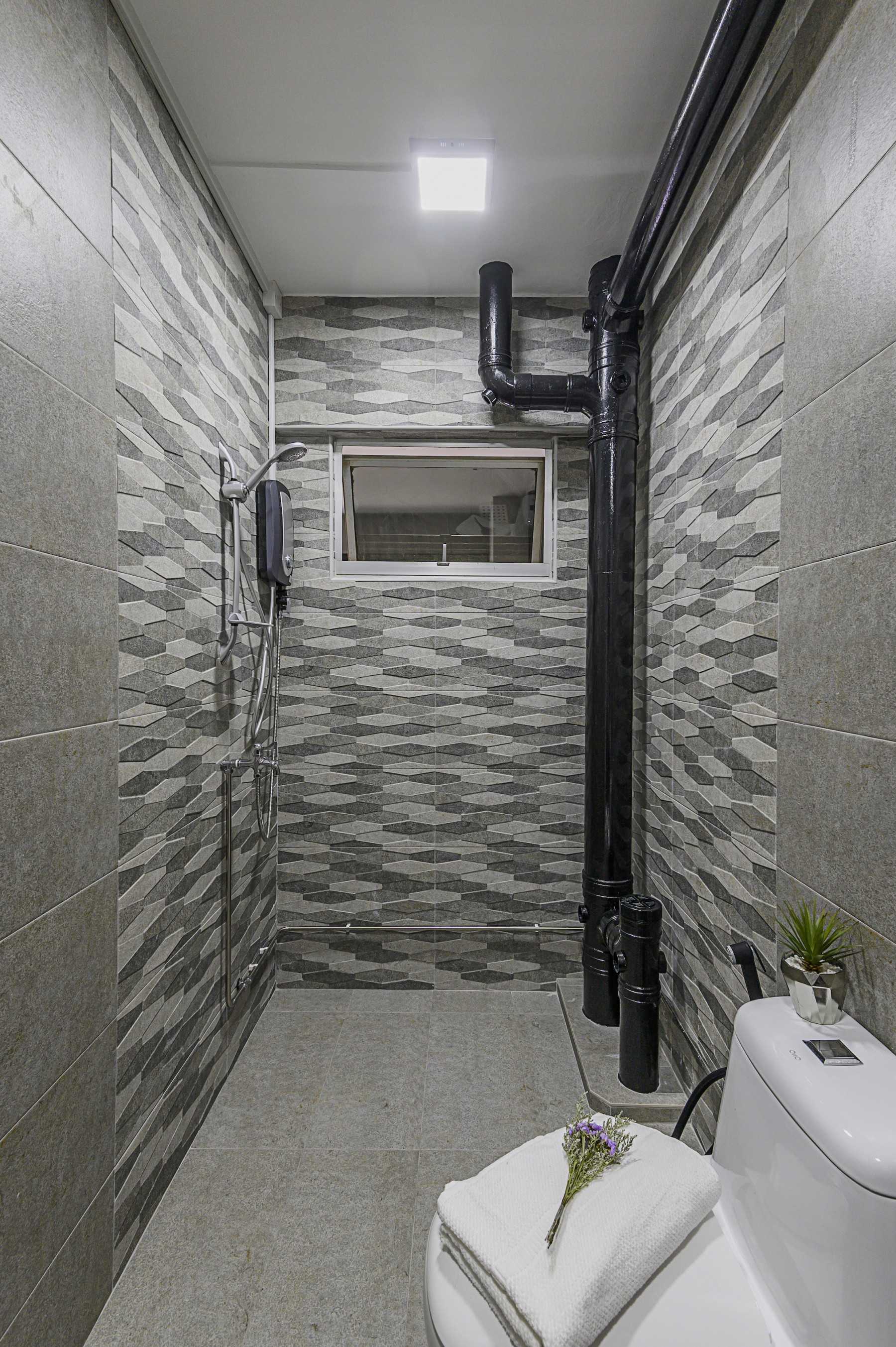 Contemporary Bathroom with Homogeneous Tiles and Bathroom Accessories