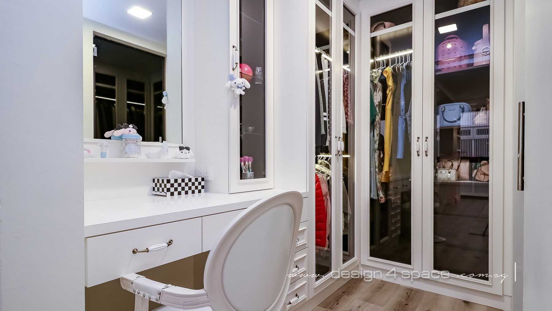 Modern Walk-in Wardrobe with Mirror and Small Storage