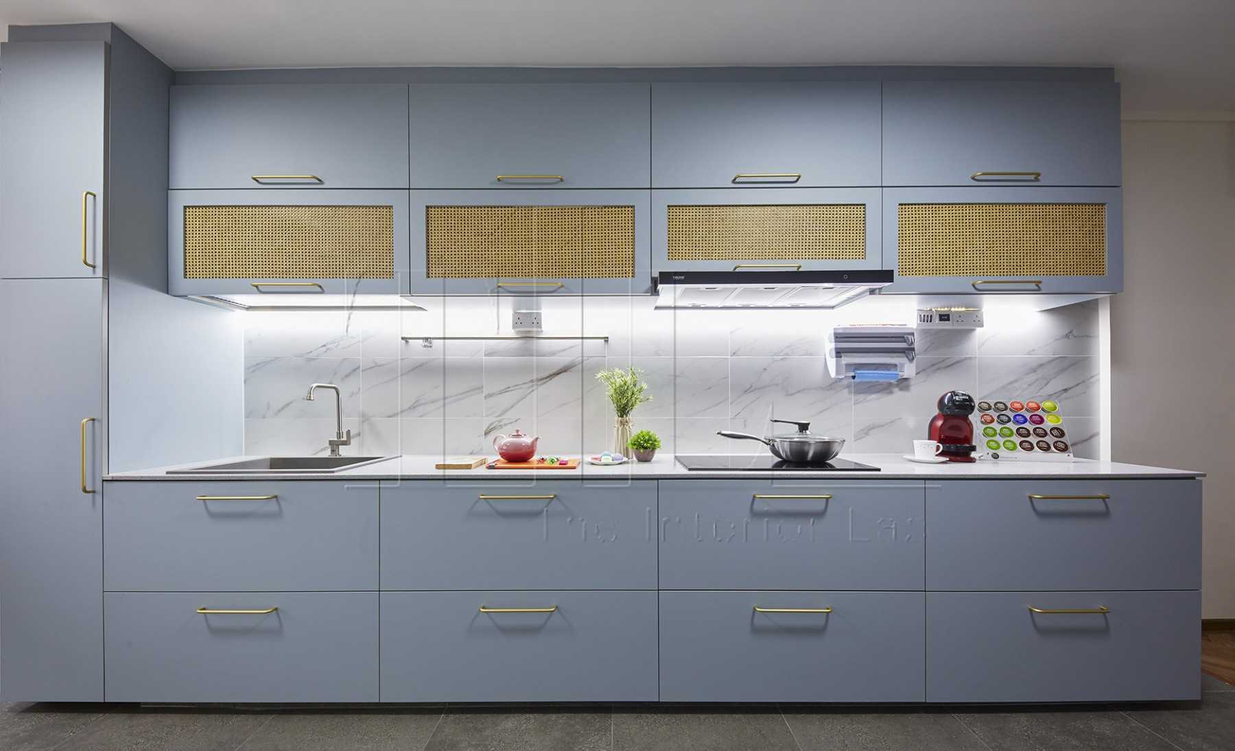 Eclectic Kitchen with Countertop and Homogeneous Tiles
