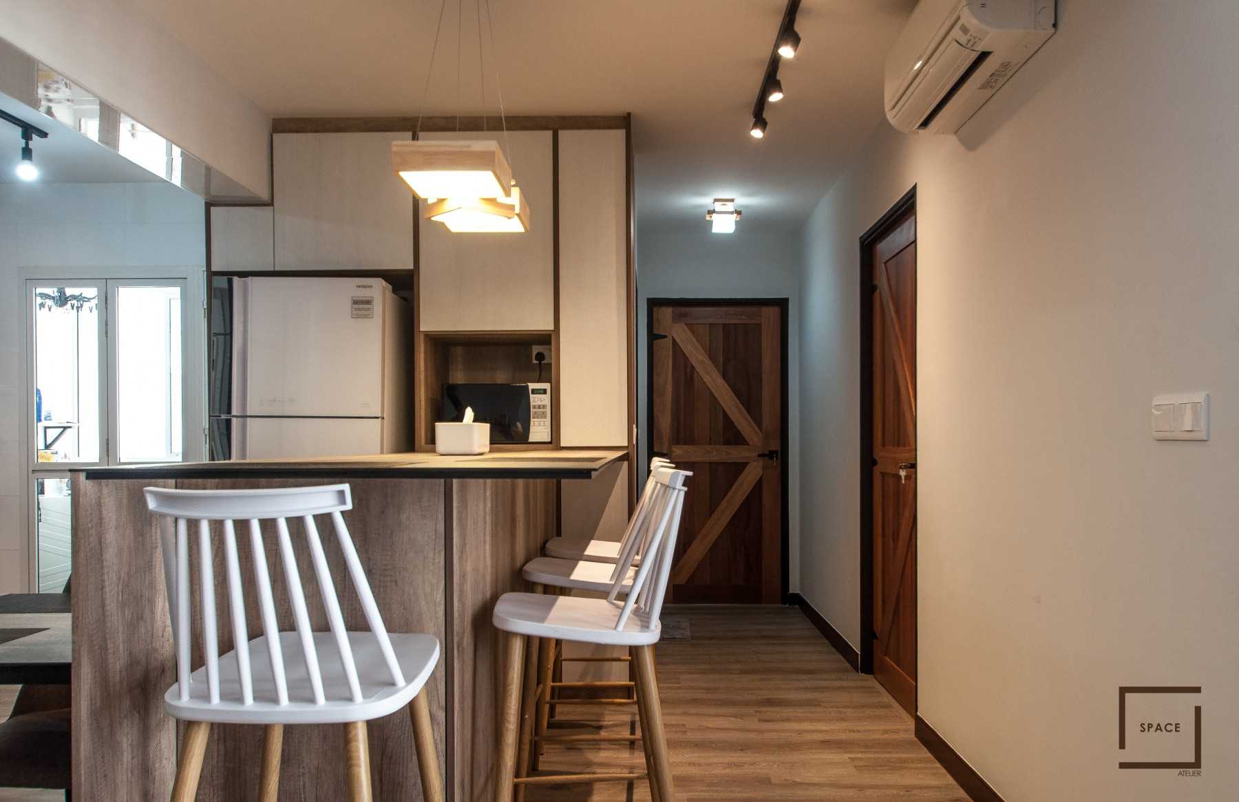 Contemporary Kitchen with Kitchen Accessories and Oven