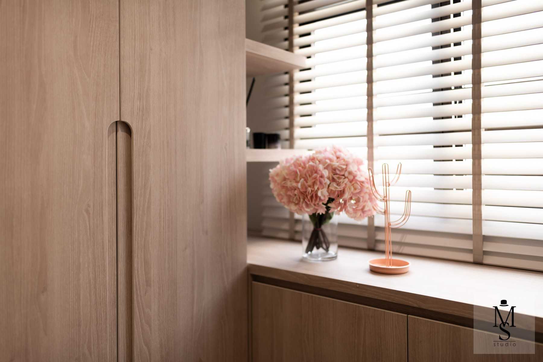 Scandinavian Walk-in Wardrobe with Mirror and Wardrobe