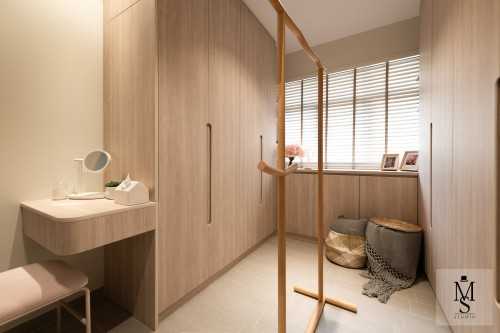 Scandinavian Walk-in Wardrobe at Toa Payoh Apex