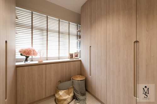Scandinavian Walk-in Wardrobe at Toa Payoh Apex