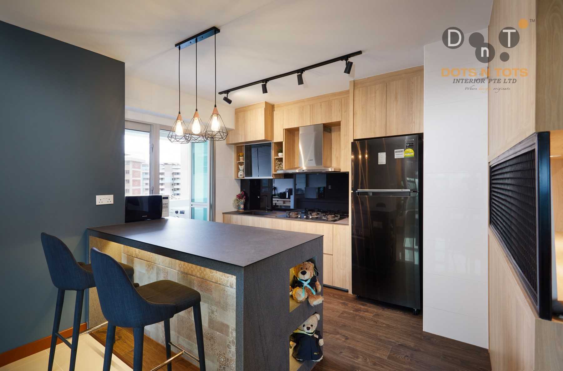 Contemporary Kitchen with Wood Flooring and Open Kitchen