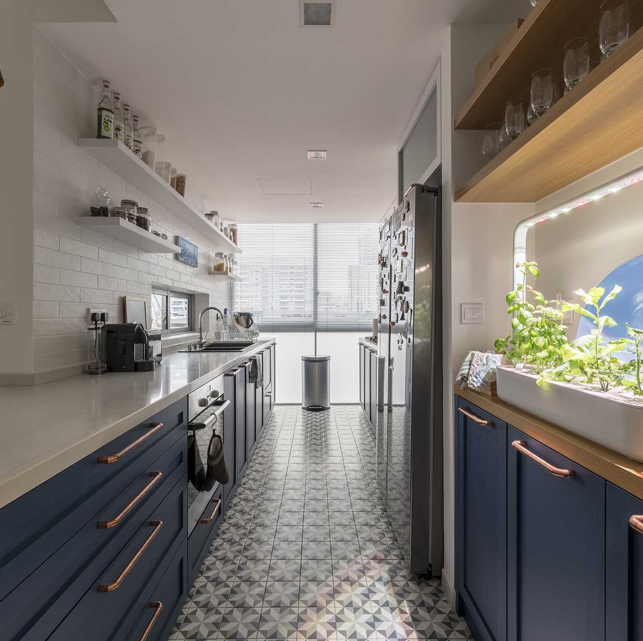 Contemporary Kitchen with Homogeneous Tiles and Herringbone Tiling