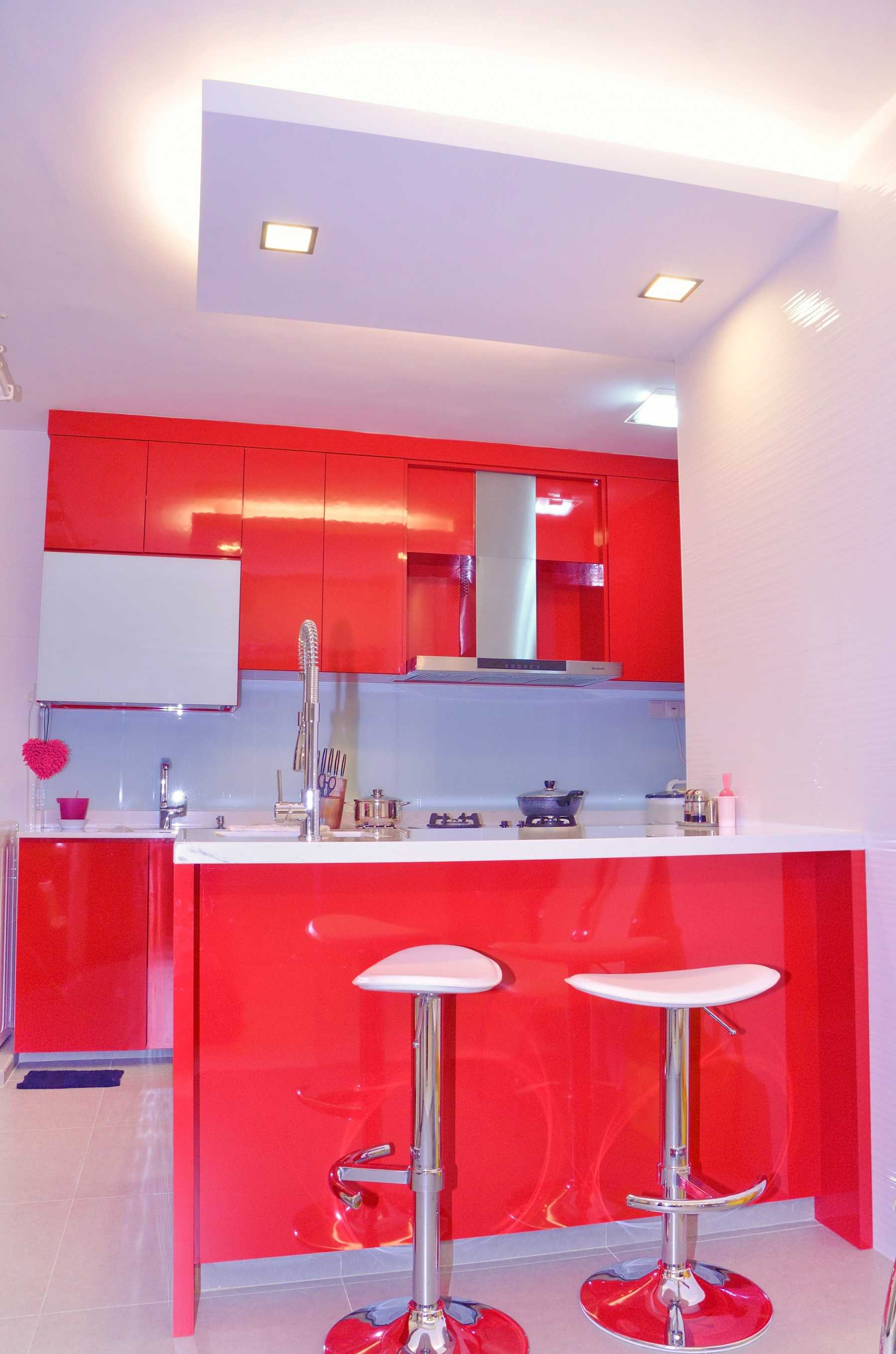 Modern Kitchen with Countertop and Homogeneous Tiles