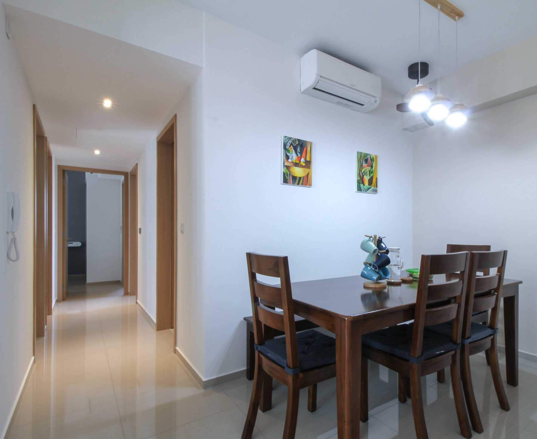 Contemporary Dining Room with Dining Table and Dining Chairs