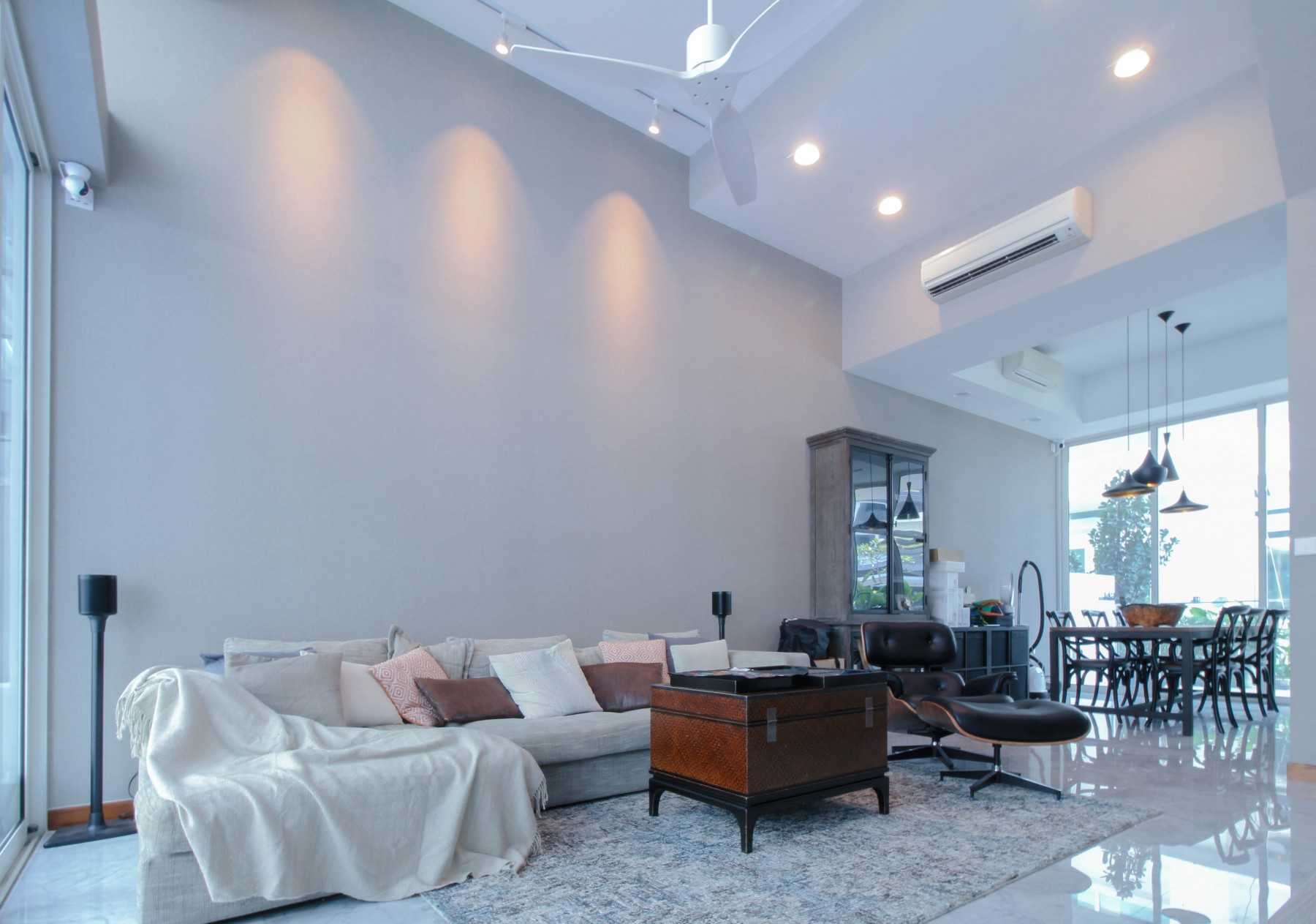 Contemporary Living Room with Carpet and Sofa