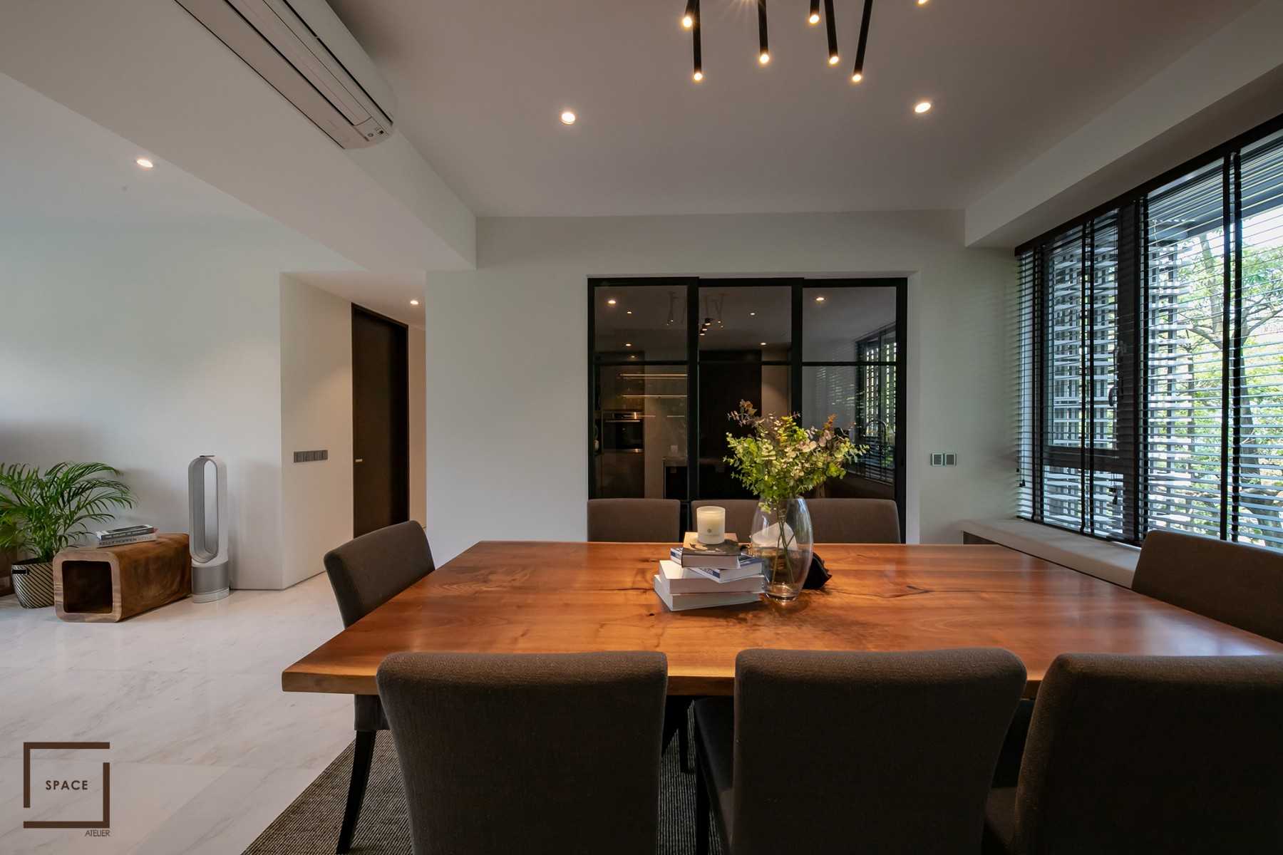 Contemporary Dining Room with Drop Ceiling and Dining Table