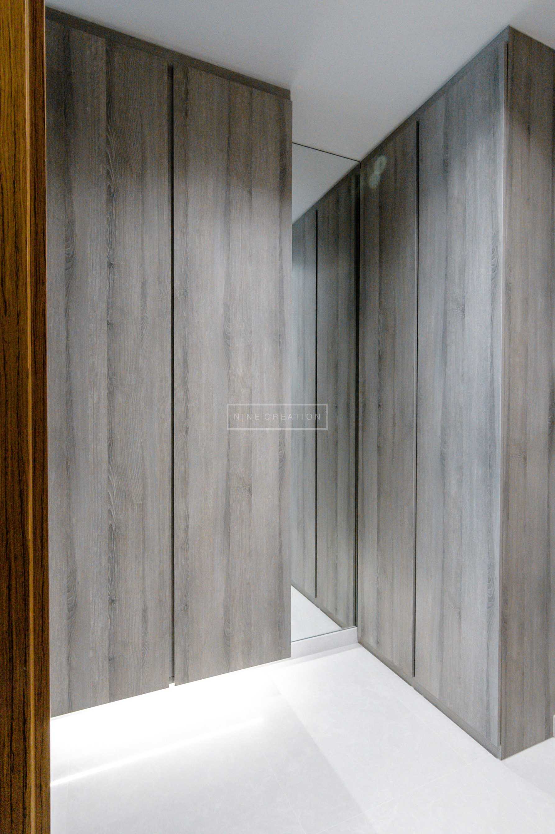 Modern Hallway with Homogeneous Tiles and Mirror