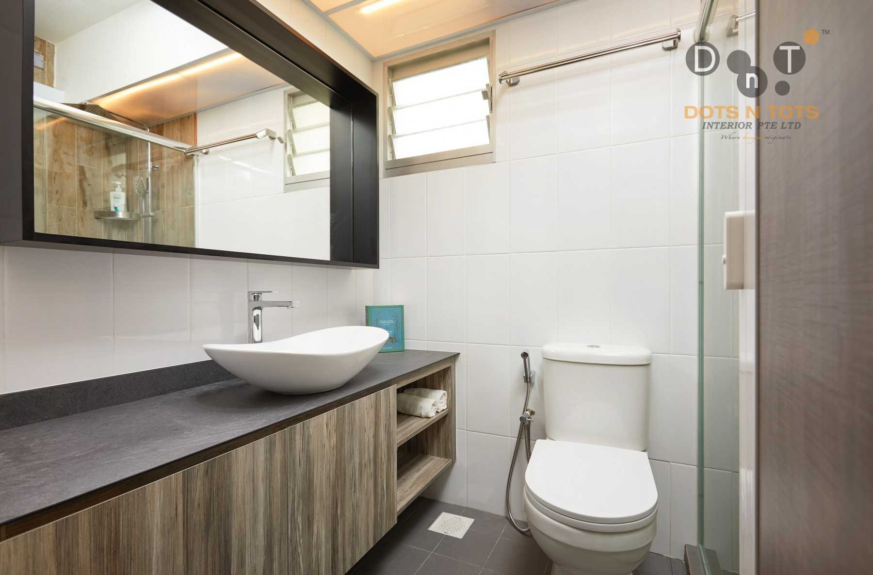 Contemporary Bathroom with Mirror and Bathtub