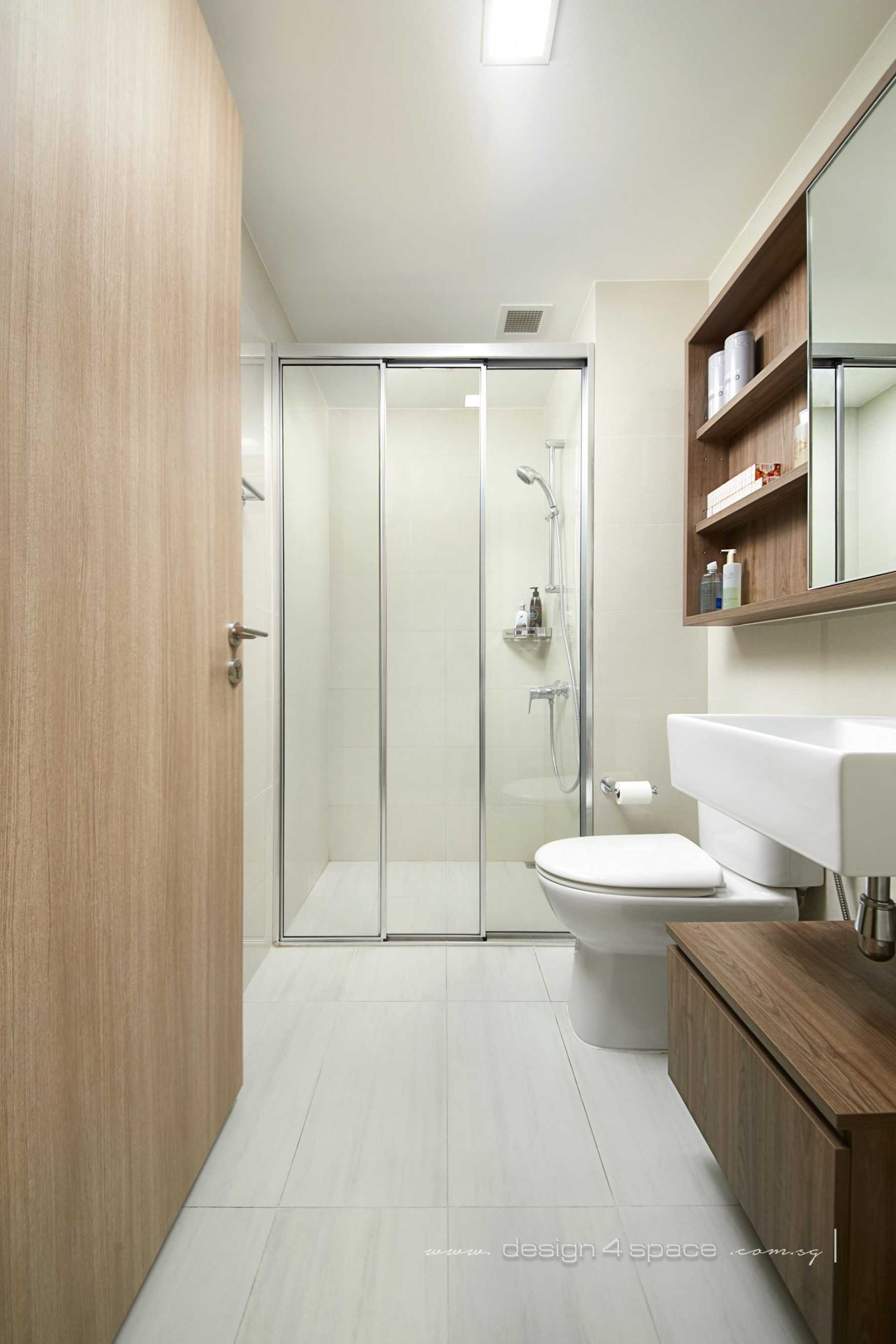 Modern Bathroom with Mirror and Bathroom Storage